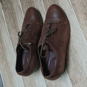Rockport Dark brown suede like finish short heel women shoes EUC 8.5